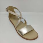 Sandalia Charol Beige Dorada Hebilla