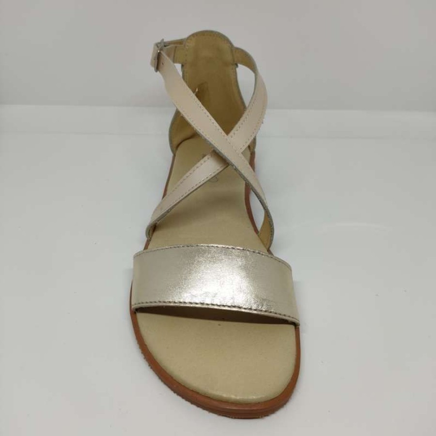 Sandalia Charol Beige Dorada Hebilla - Imagen 2