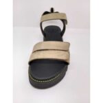 Sandalia Serraje Taupe Triple Velcro, suela Negra. Coquette.