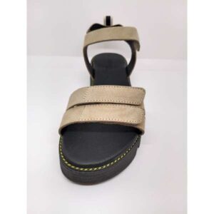 Sandalia Serraje Taupe Triple Velcro, suela Negra. Coquette.
