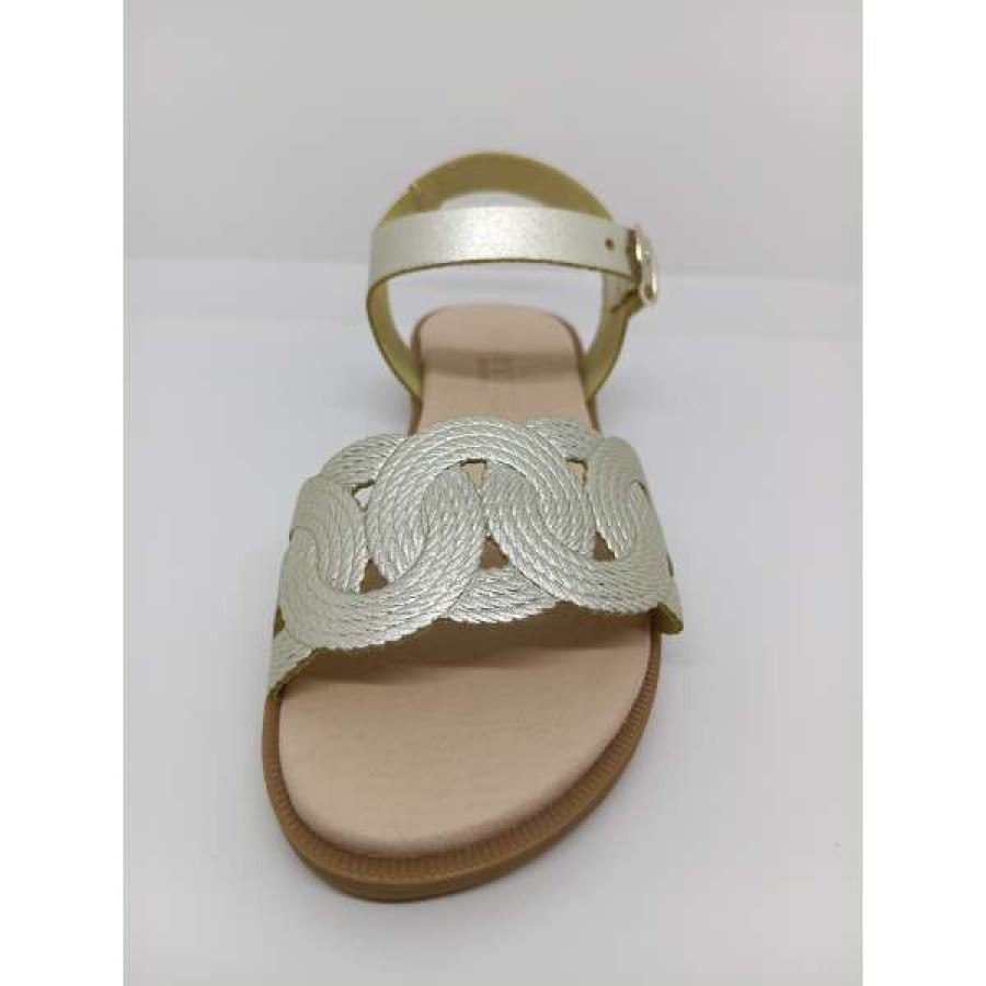 Sandalia Piel Champagne Aros Hebilla. Coquette.