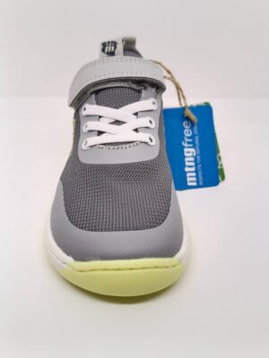 Zapatilla Respetuosa tela Gris y amarillo Velcro Cordón Elástico. Mustang.